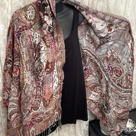 Reversible Pashmina Brown & Pink. And Other Side is Grey & Brown. Beautiful 💕 - Picture 6 of 8